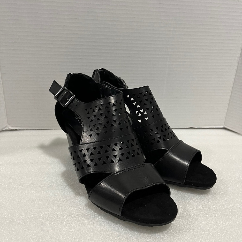 Easy street Women’s Heeled Sandal Adara‎ size: 8W Color: Black